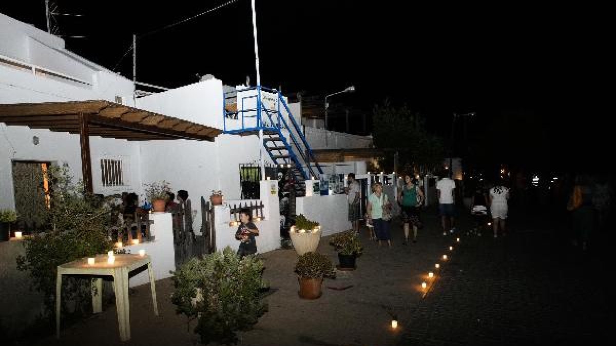 Imagen de la pasada noche de Las Velas, celebrada en Rodalquilar, y que se reprodujo en la noche del miércoles en diferentes zonas de Níjar.