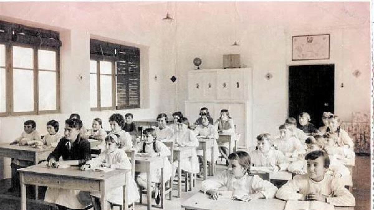 Aula para niñas en una de las escuelas del pueblo.
