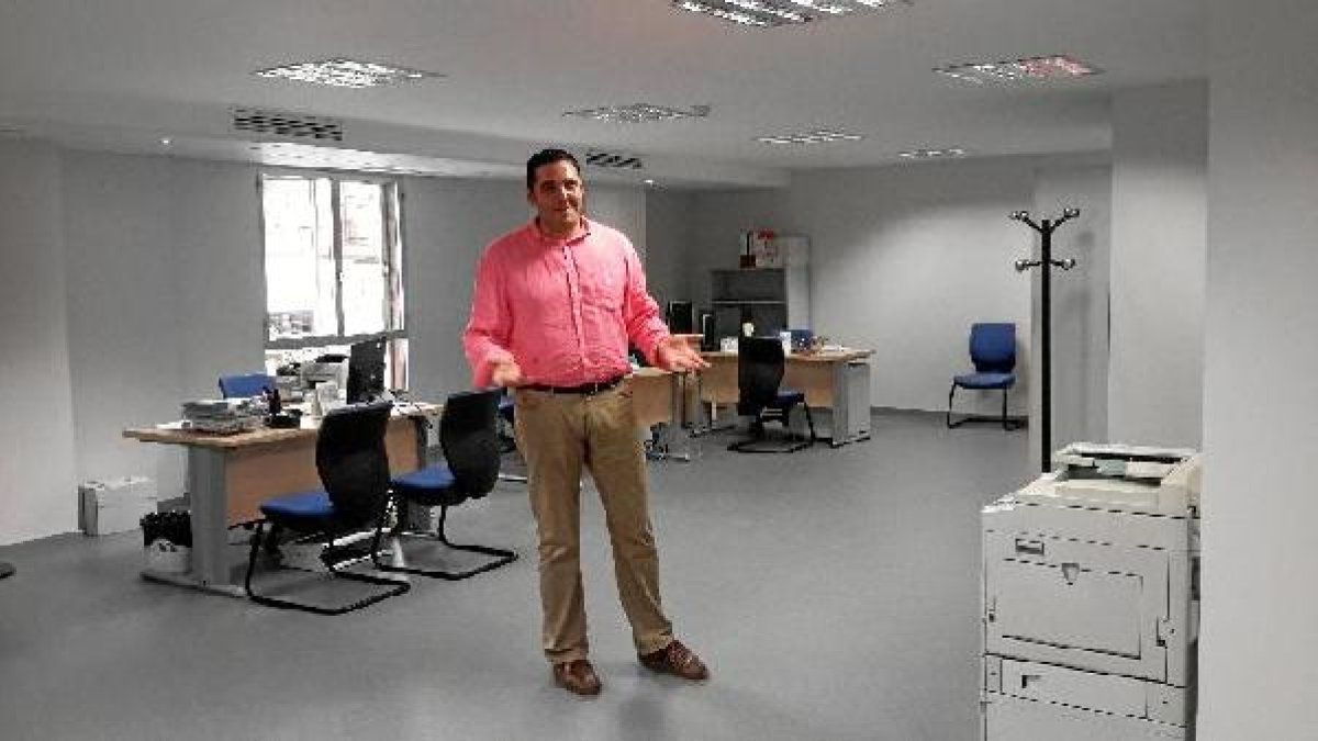 Juanjo Alonso, concejal de Hacienda, durante el recorrido