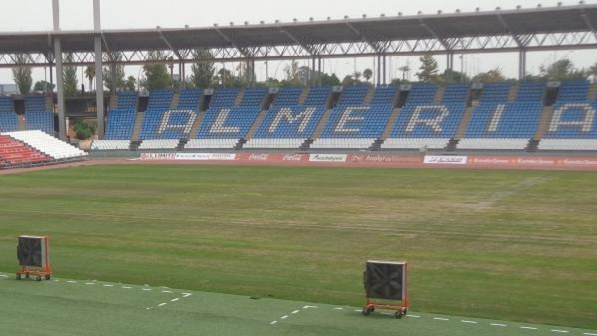 El Almería ha decidido cambiar el césped del Estadio.