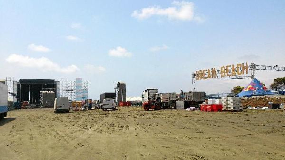 Montaje ayer de los escenarios del festival.