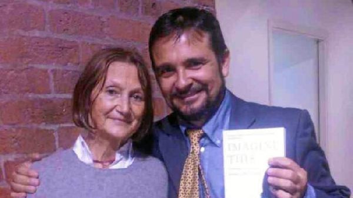 Adolfo Iglesias y Julia Baird, hermanastra de Lennon, ayer en Liverpool.
