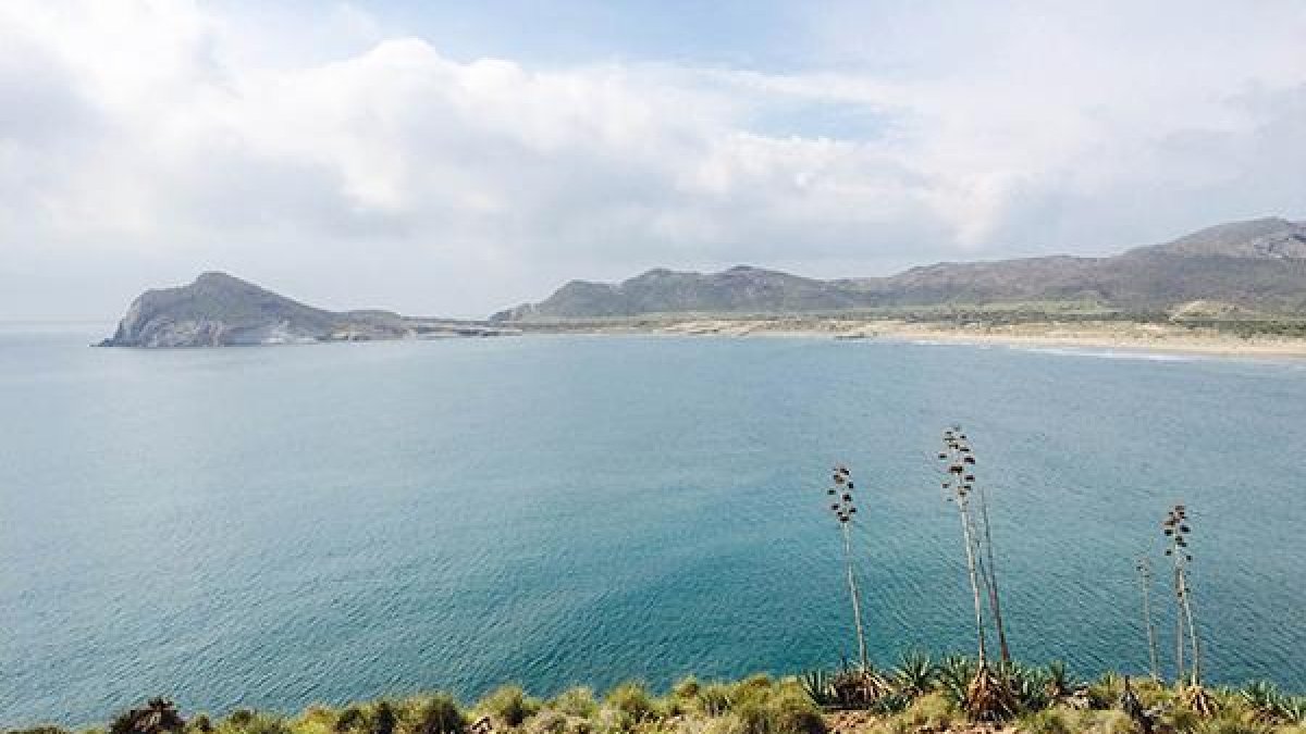 Fotografía de la Bahía de Genoveses, de B. de Asís, que ilustra el inicio del reportaje publicado por Vogue.