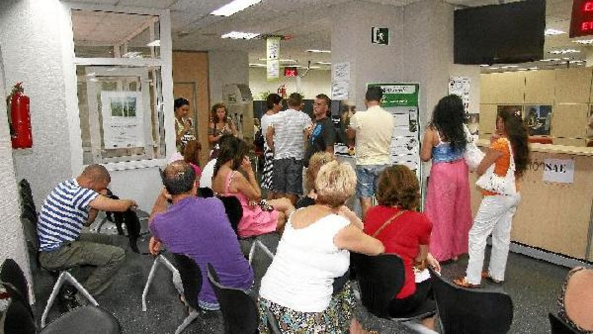 Personas en una oficina de empleo de Almería