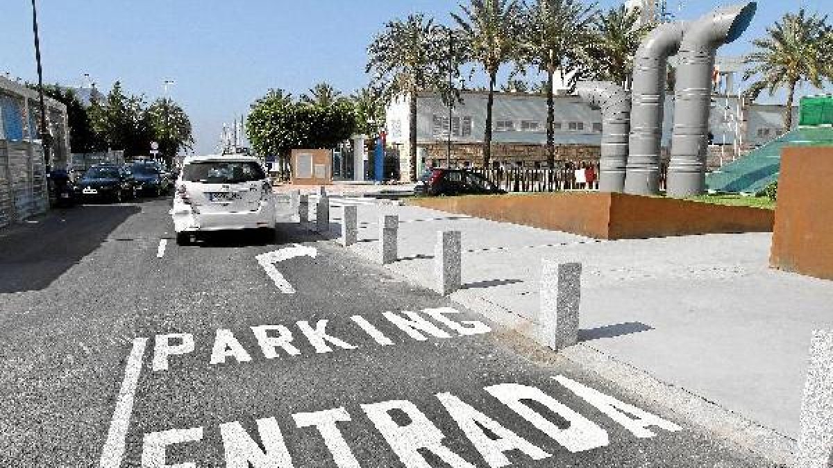 Entrada al aparcamiento de Las Almadrabillas
