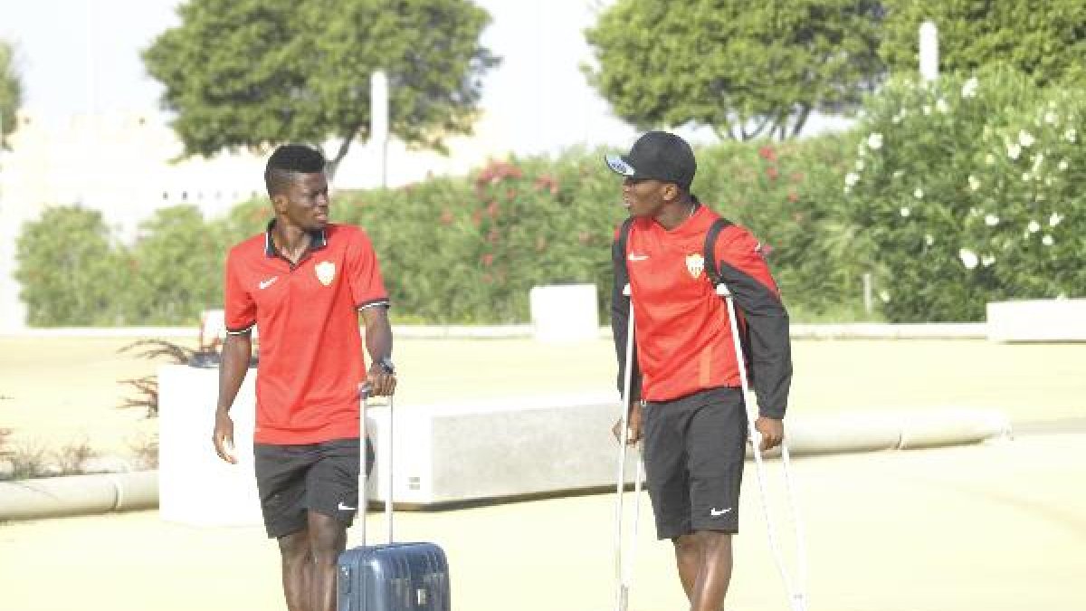 Ramón Azeez y Jonathan Zongo al bajarse del autocar.