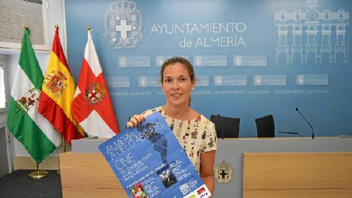 Ana Martínez Labella, con el cartel del Almería Summer Festival.