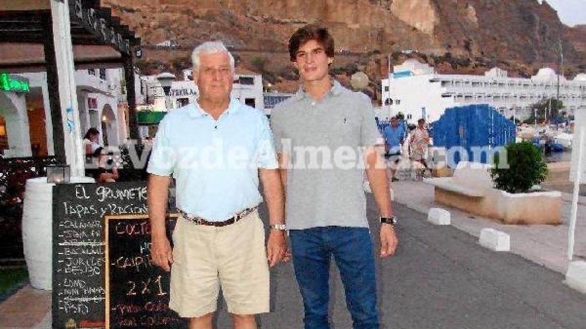 El Duque de Alba y su hijo Carlos en el Puerto Deportivo de Aguadulce