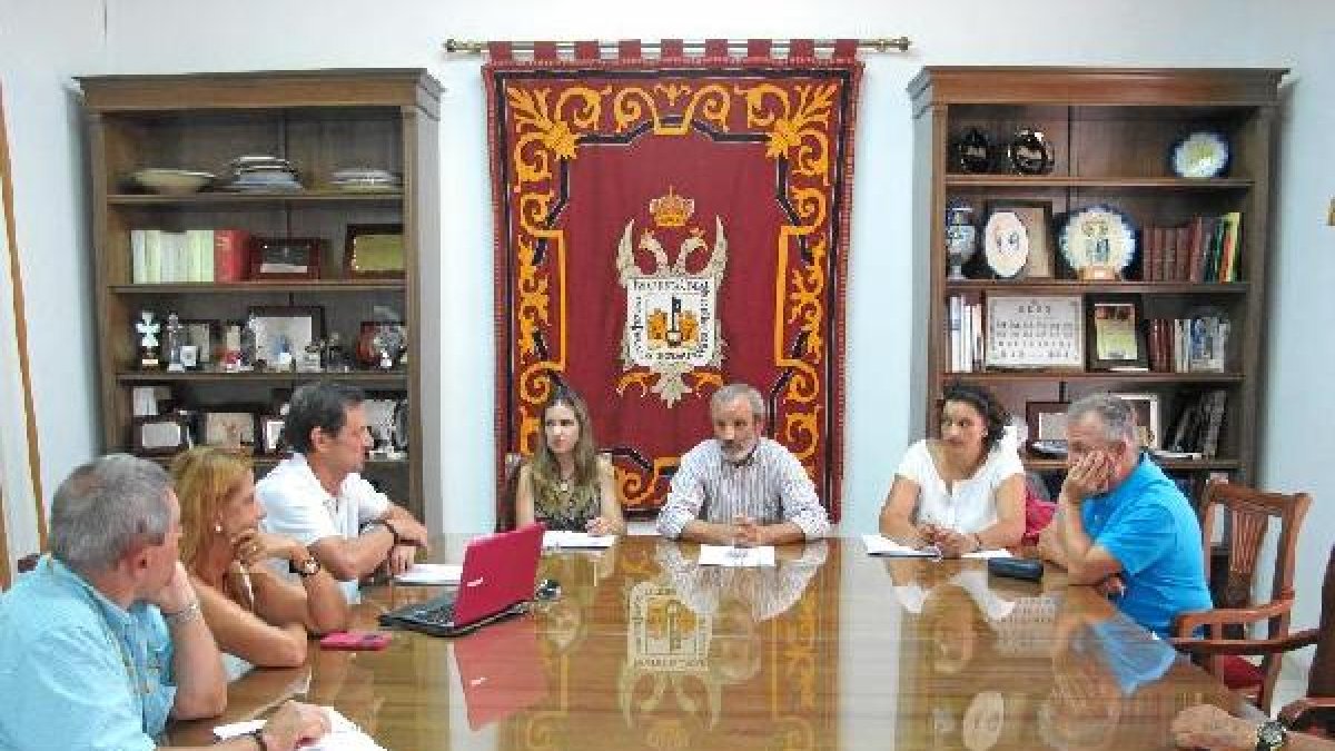 Reunión del acalde y concejales con Veraplayazul.