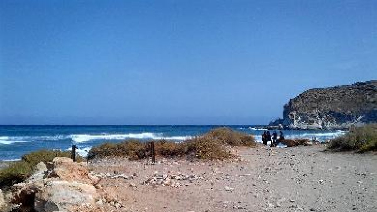 Cala del Plomo,  ayer por la tarde, con agentes de la Guardia Civil junto al cadáver del joven ahogado.