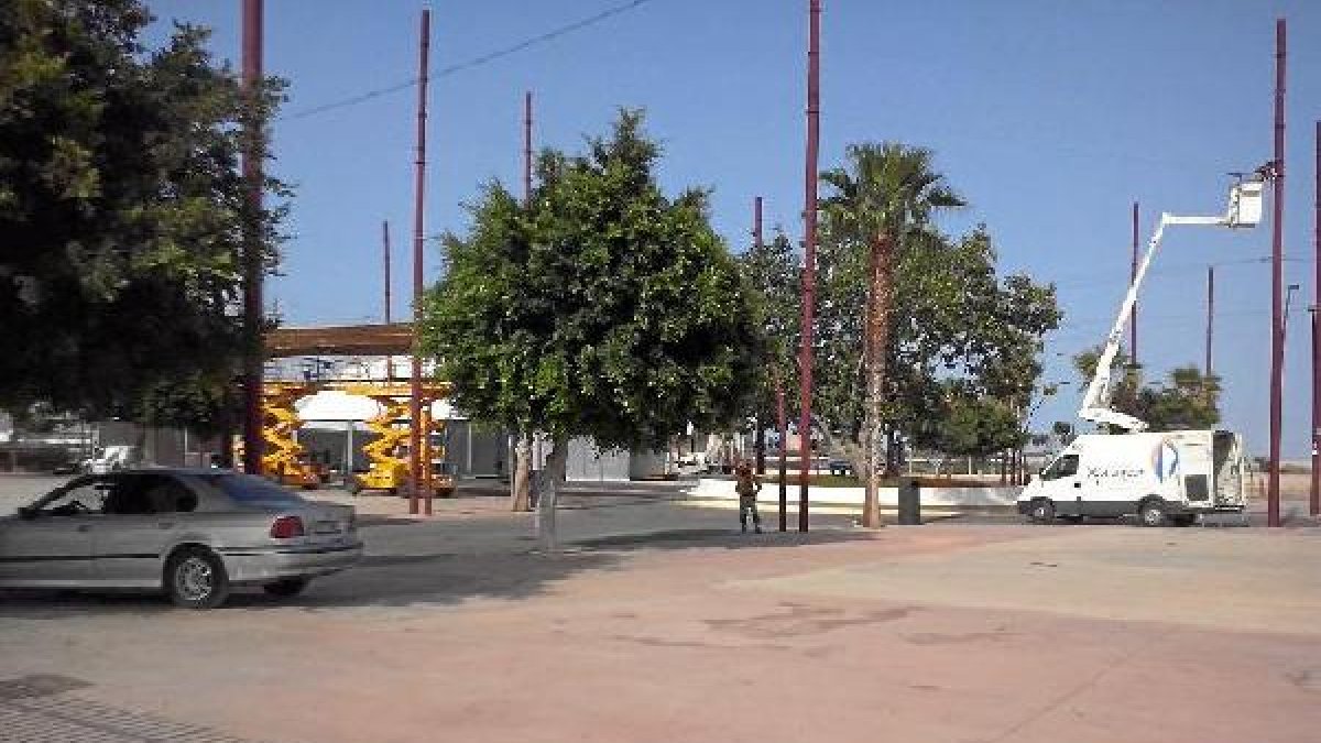 Montaje de las casetas y la iluminación en el ferial