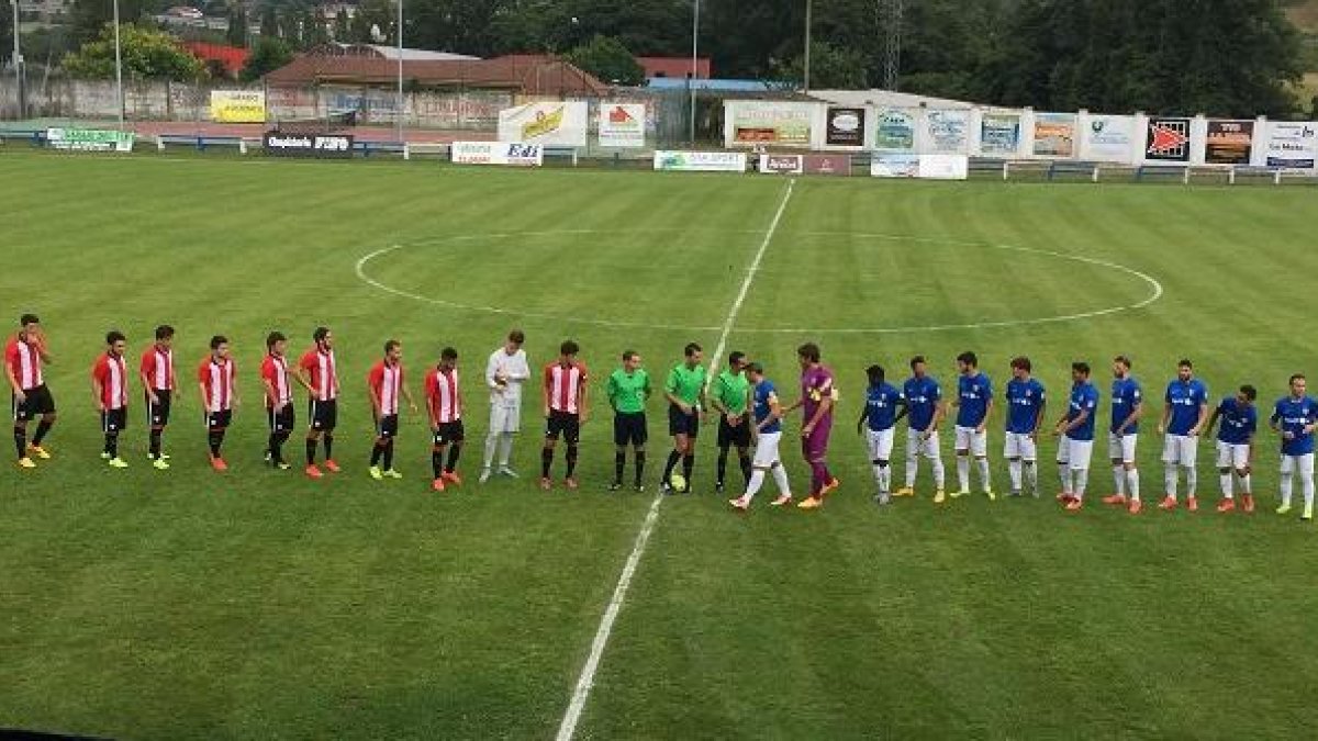 Saludo entre los equipos en Grado.