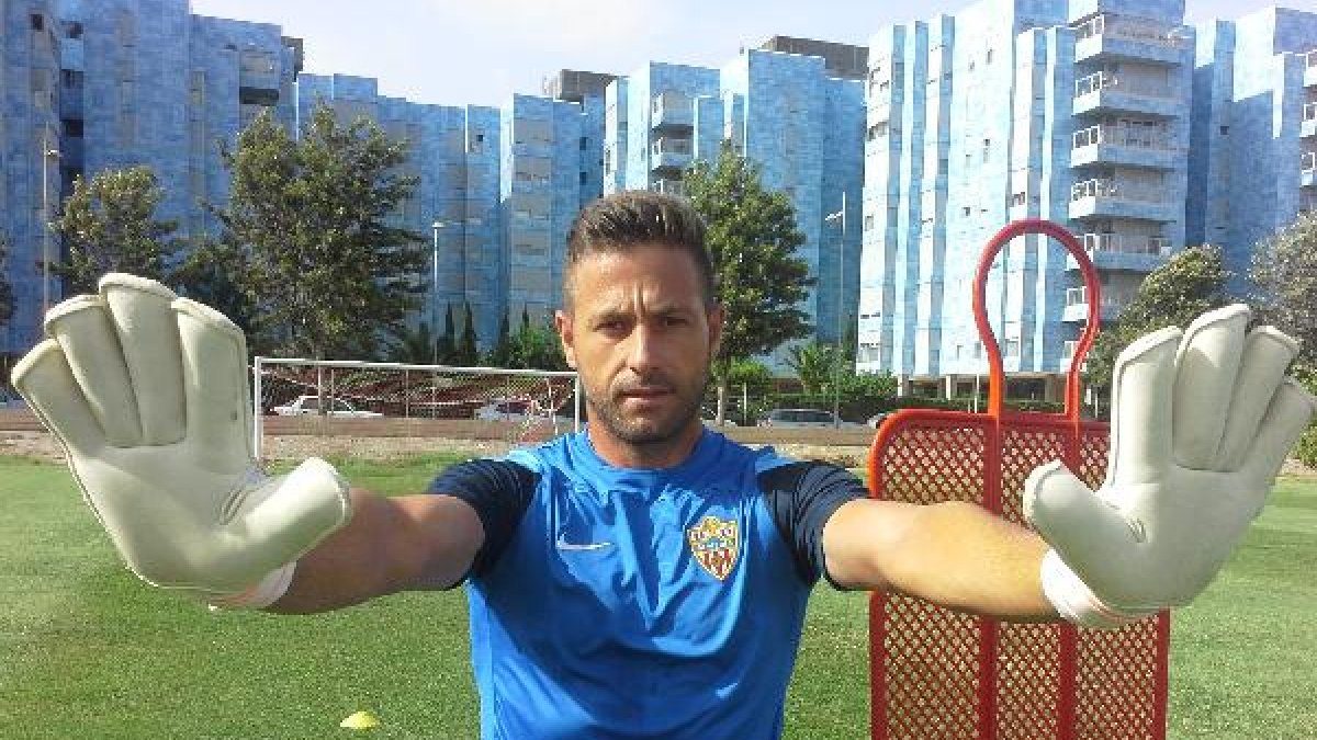 Ricardo Molina, en el campo de la Vega de Acá.