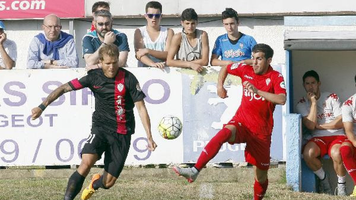 Morcillo en el partido ante el Sporting en Luanco.