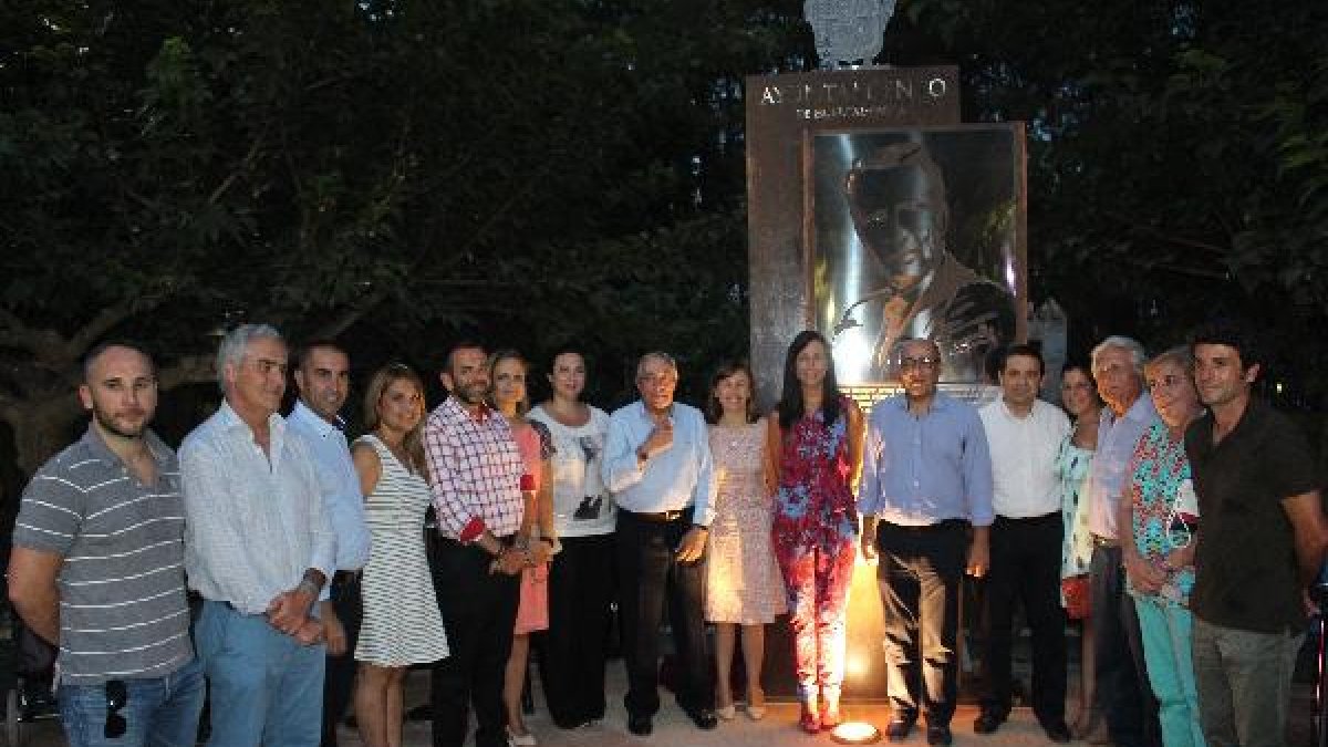 A la izquierda, José María Suárez