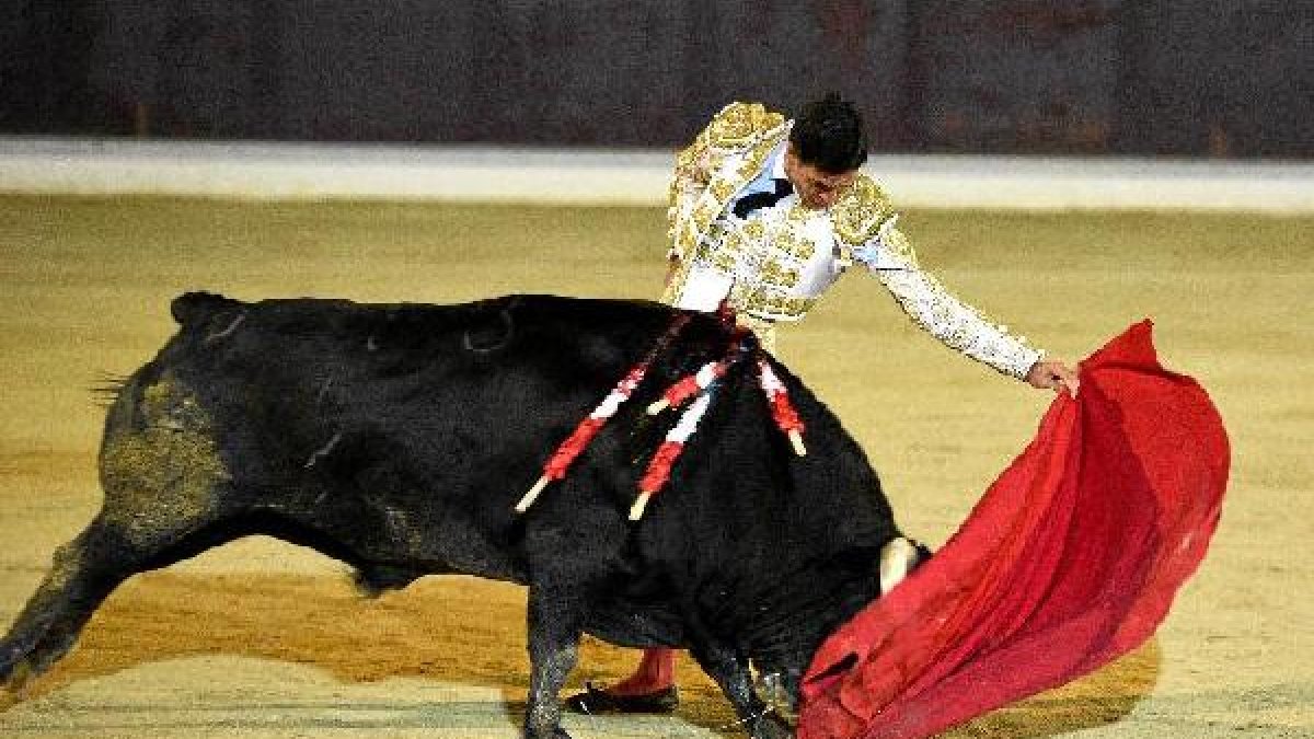 Torres jerez al natural en Berja. La plaza registró un lleno en los tendidos en tarde triunfal en la que los espadas salieron por la puerta grande.
