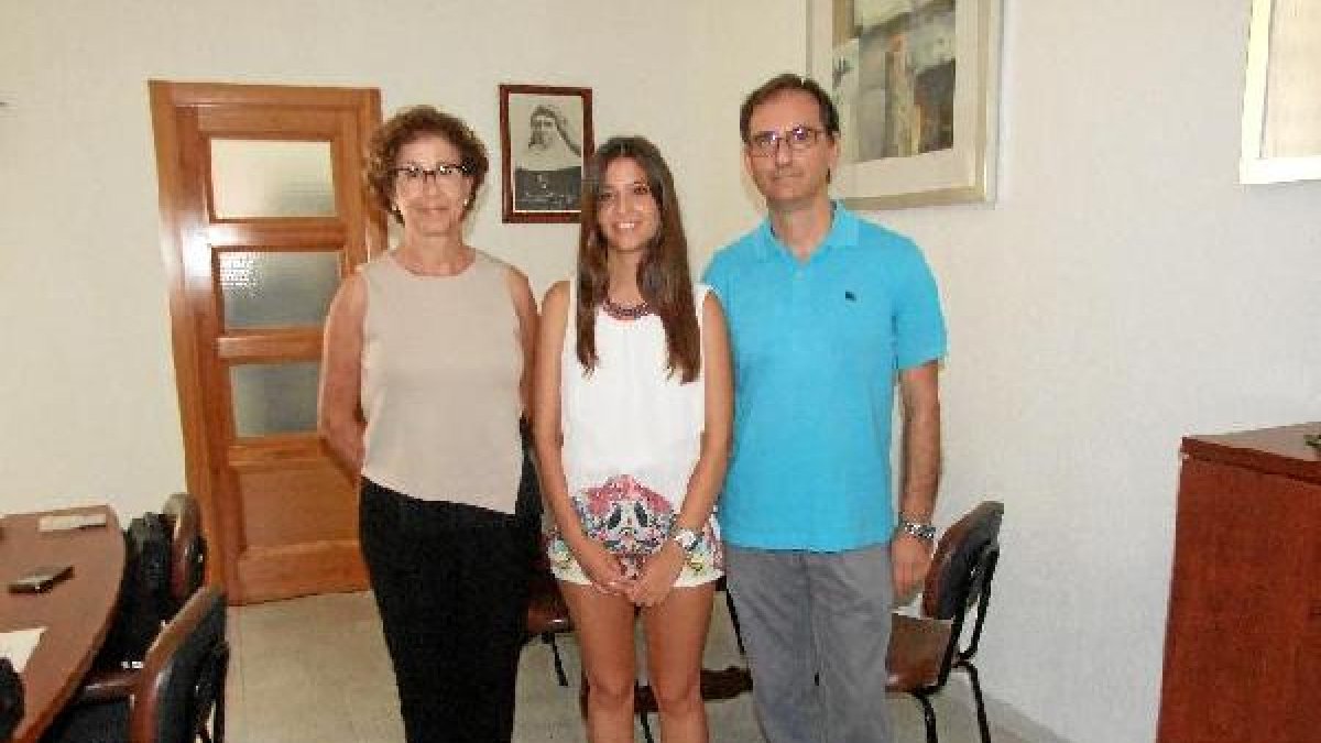 Beatriz Jiménez Fernández, junto a su padre, Joaquín Jiménez Carrión; y la directora del Colegio Stella Maris, Caridad Martínez