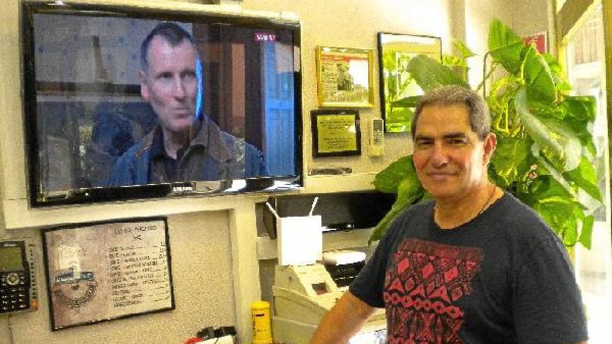Rafael Torres Caravaca en la peluquería que regenta en la calle Padre Santaella, frente al instituto Celia Viñas.