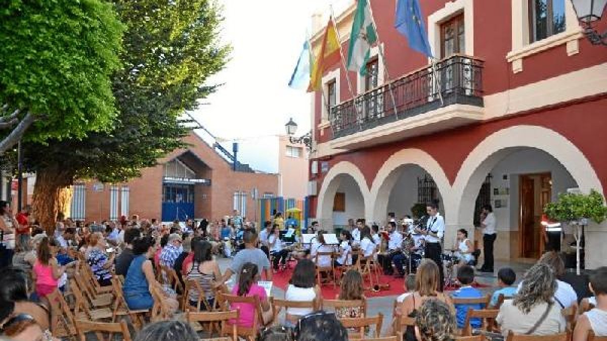 actuación de la banda de iniciación  de Viator.