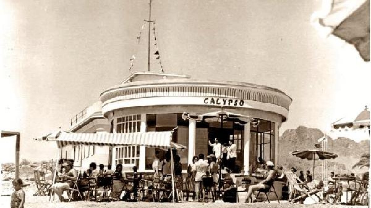 Al calypso se acercaban los bañistas a tomarse un vermut y a apaciguar el hambre canina que despierta el agua.