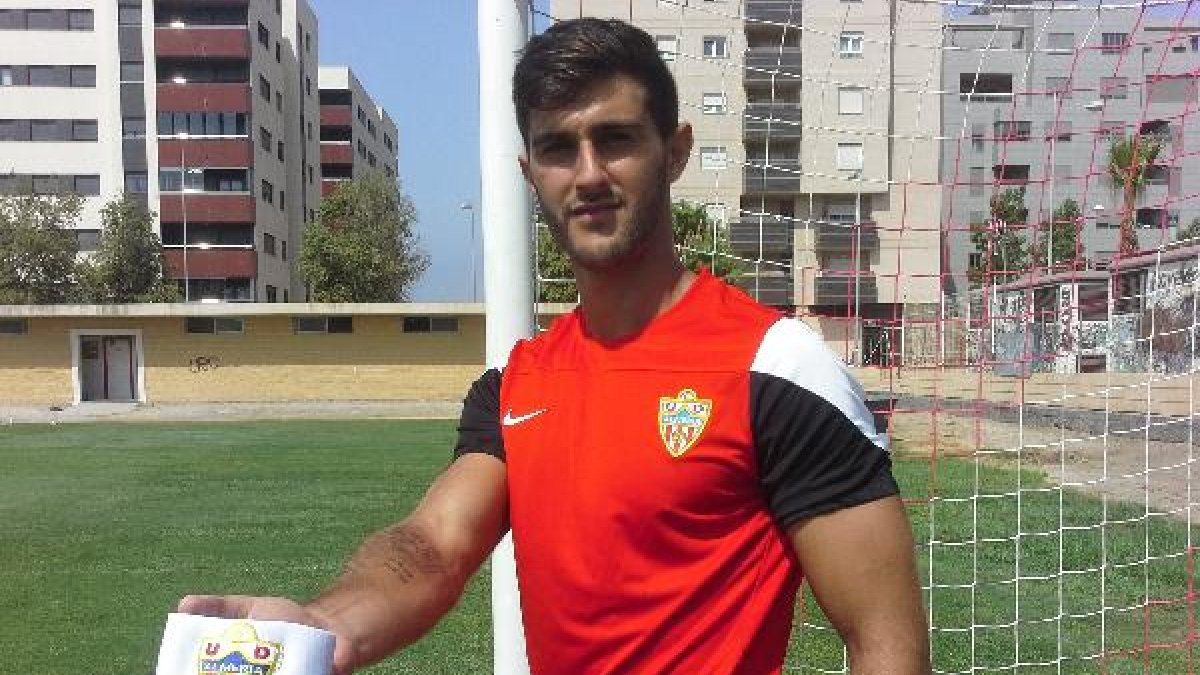 Carlos Selfa muestra el brazalete de capitán del B.