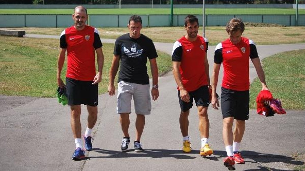 Esteban con los capitanes.