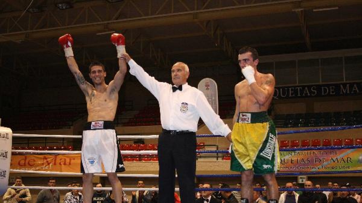 Rayito, a la izquierda, en su debut en Roquetas.