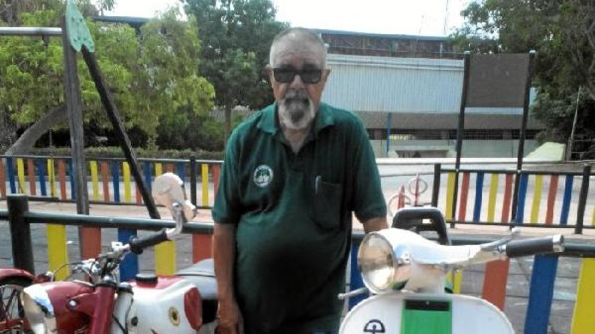 Iglesias con una de sus queridas motos.