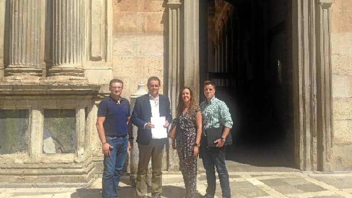 Alcalde y portavoz del PP de Berja, junto a los abogados, ante la sede del TSJA.