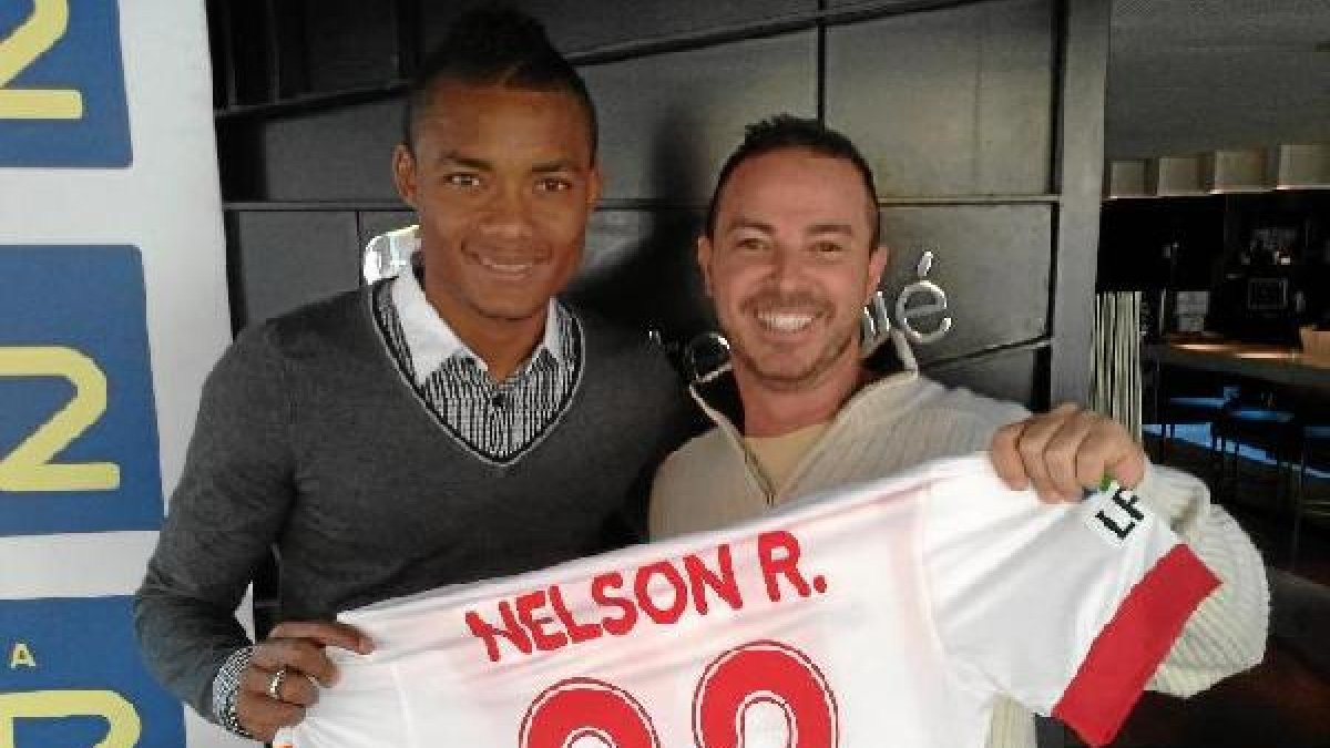 Nélson con Paco Pérez y la camiseta que le regaló a Tentempié.