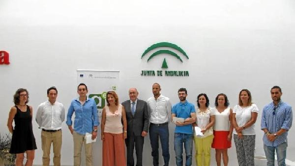 Sonia Ferrer con los nuevos inquilinos del CADE