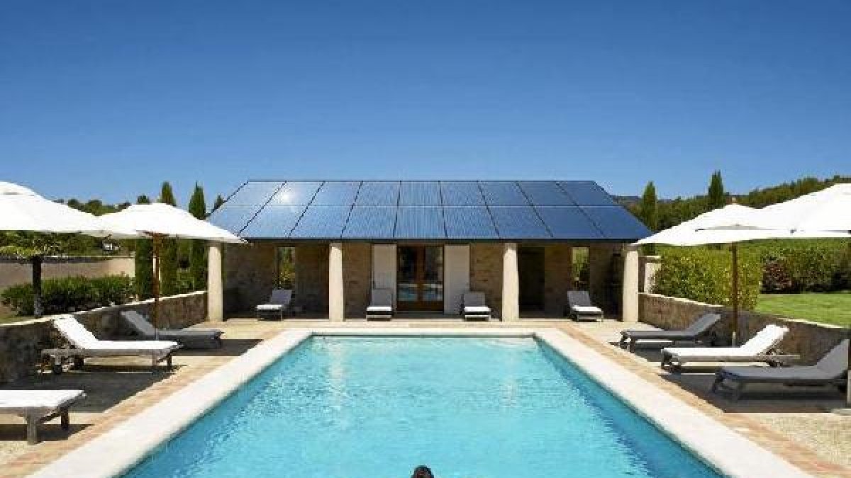 Piscina climatizada e iluminada con energía solar