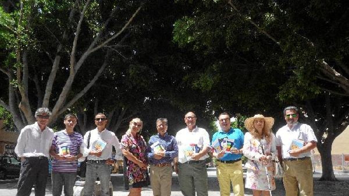 Foto de los autores, la diseñadora de la colección y representantes de LA VOZ, Cosentino y Arráez, que respaldan el proyecto.