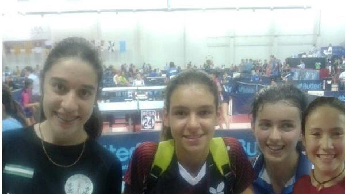 Ana Vértiz junto a compañeras de su equipo Hujase TM.