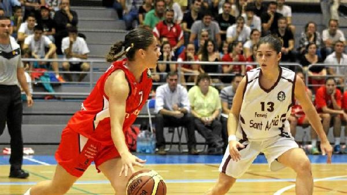 Llega la primera renovación en el C. B. Almería.