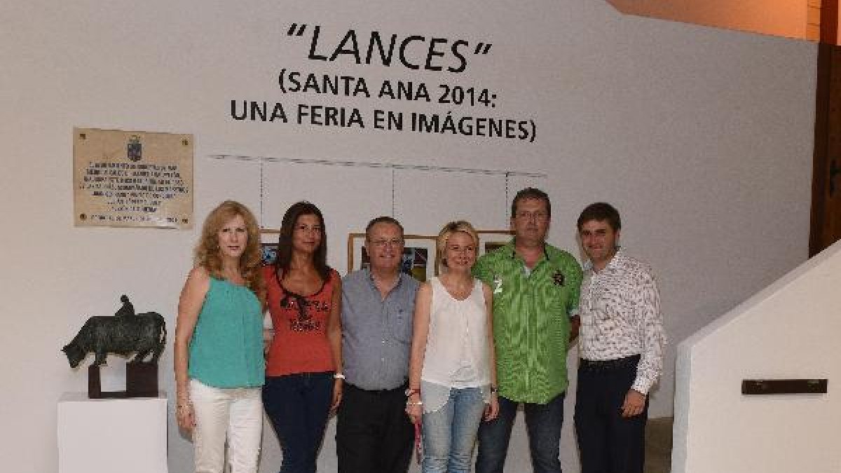 Inaugurando la exposición en Roquetas de Baltar Gálvez con la teniente de alcalde, Eloisa Cabrera; y concejales roqueteros.