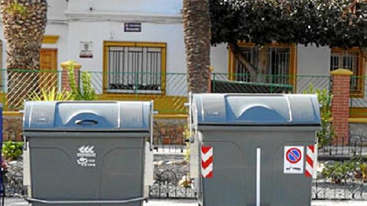Contenedores de basura en una calle de Huércal-Overa.