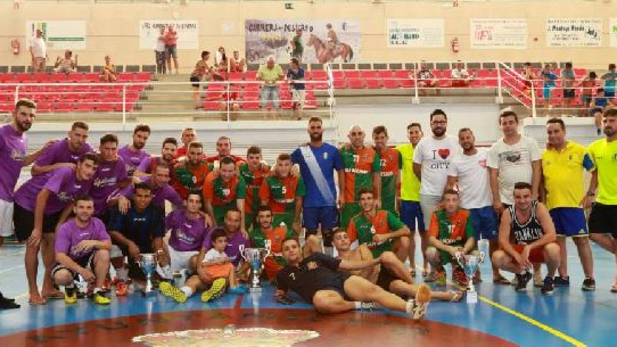 Foto de familia con los participantes.