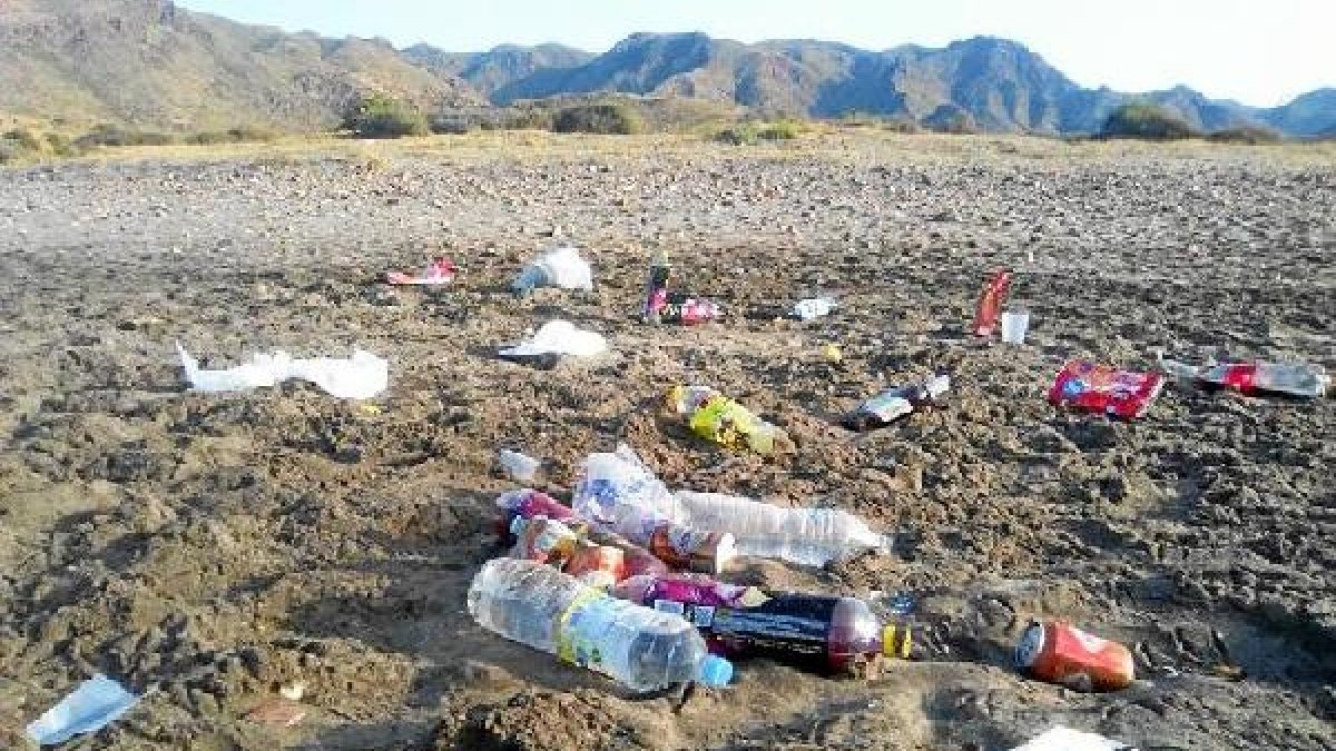 Basura en la playa de la Media Luna, en una foto tomada por Adrián Martínez.