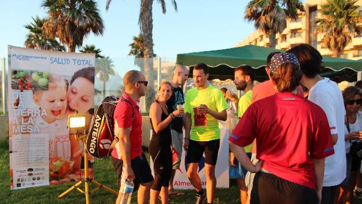 Uno de los momentos del reparto de gazpacho.