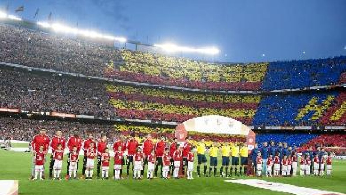 Momento del himno en la final de la Copa.