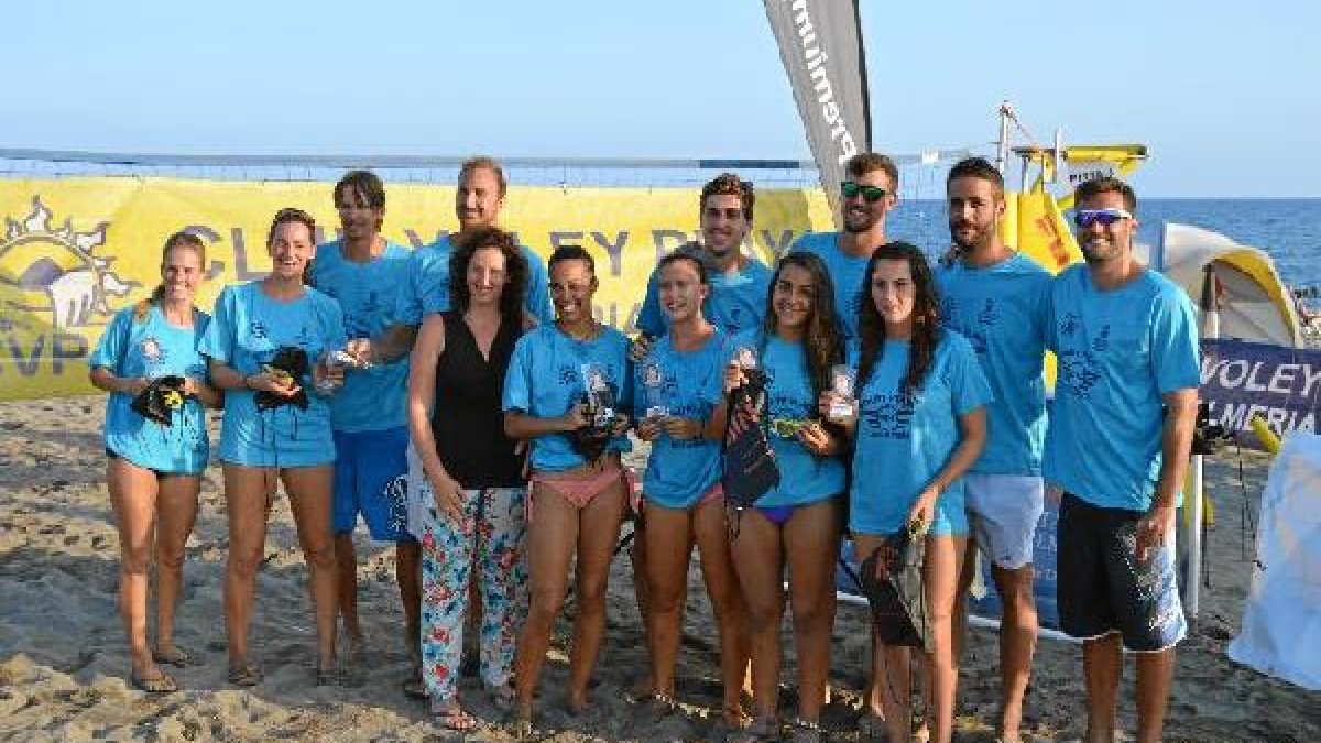 María Vázquez con los grandes del voley en Cabo de Gata.