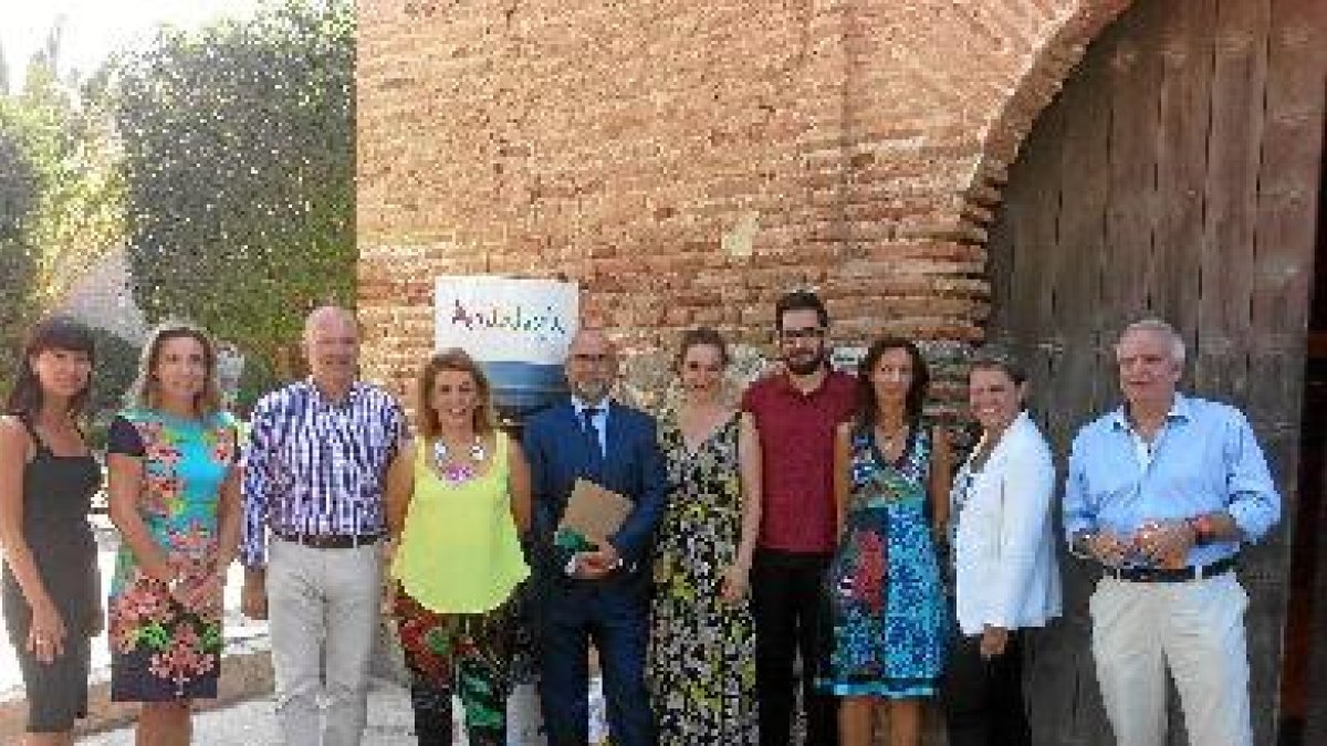 Foto de familia de los asistentes al acto en la Alcazaba.