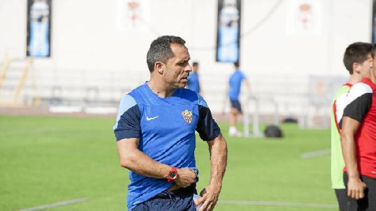 Sergi con su lista de jugadores en el bolsillo.