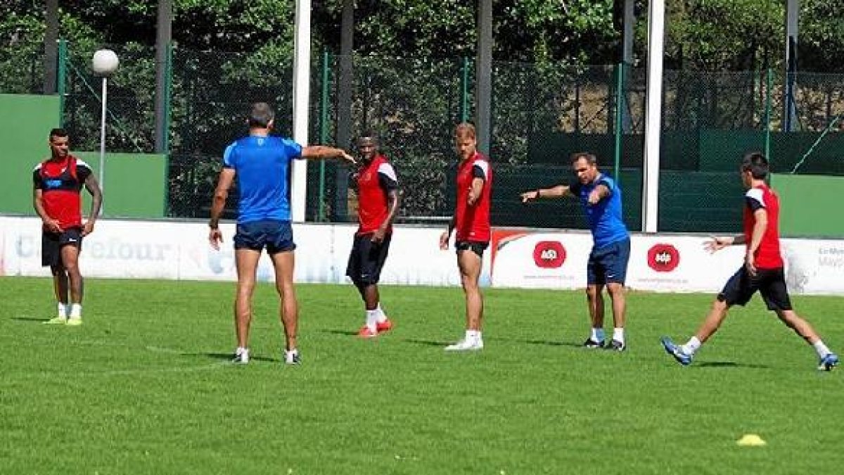 Sergi no quiere ni un momento de relajación durante los entrenos.