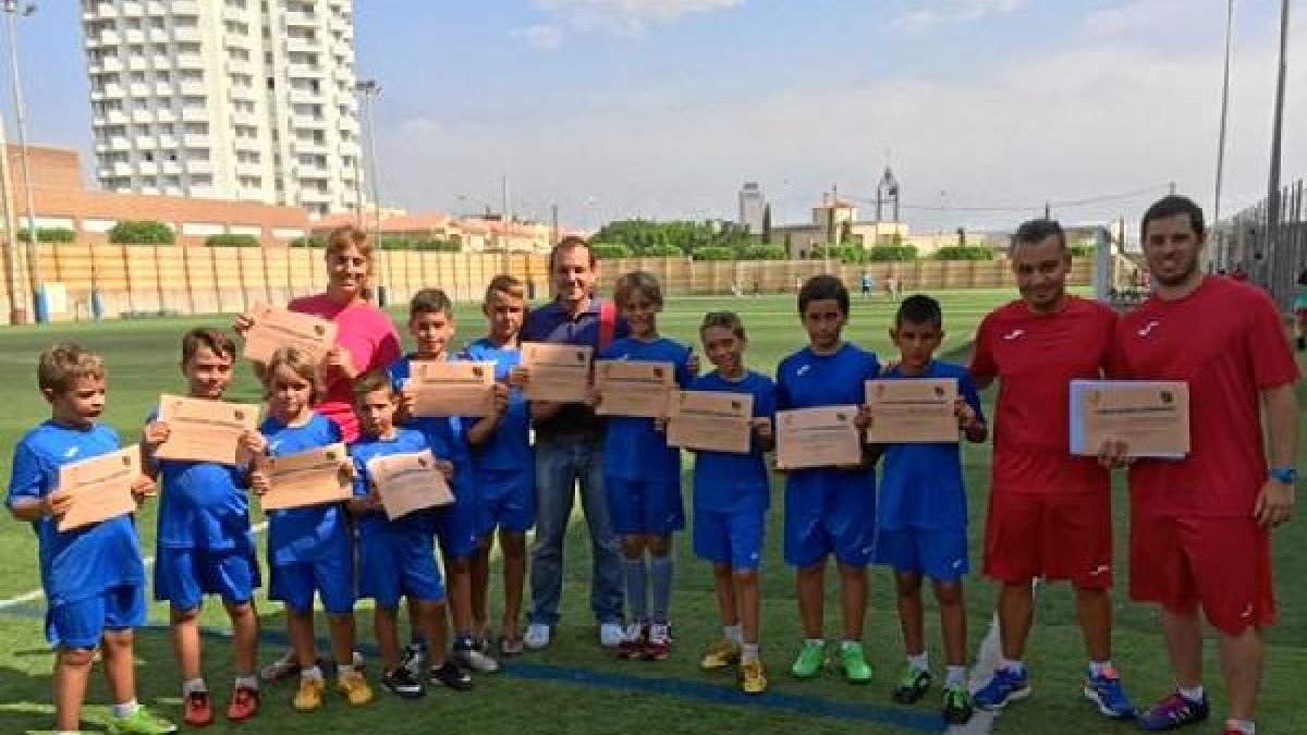 Los alum,nos del Campus posan con sus diplomas.