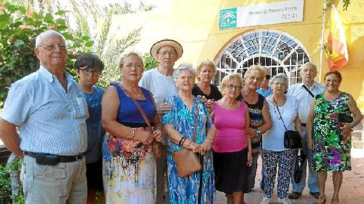 Imagen de los ‘mayores’ en el patio del CPA Almería III Alborán a donde acuden a diario.