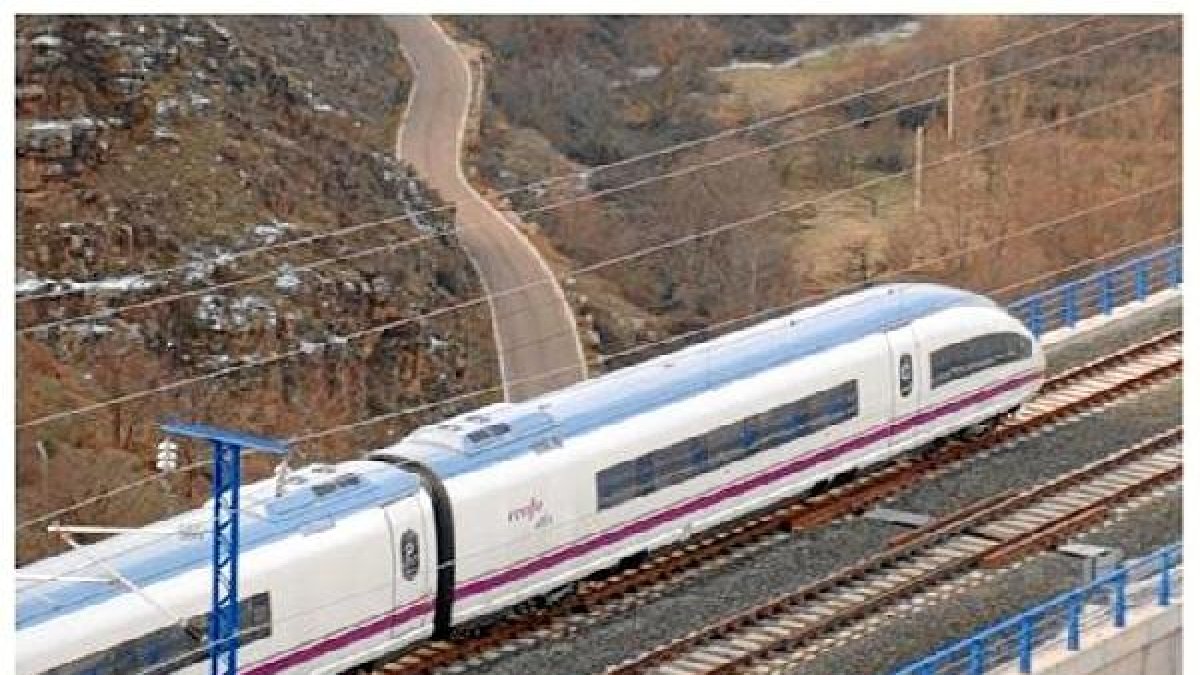 Imagen de uno de los trenes AVE circulando por la red ferroviaria española. Estos trenes pueden alcanzar velocidades superiores a los 300 km/h.