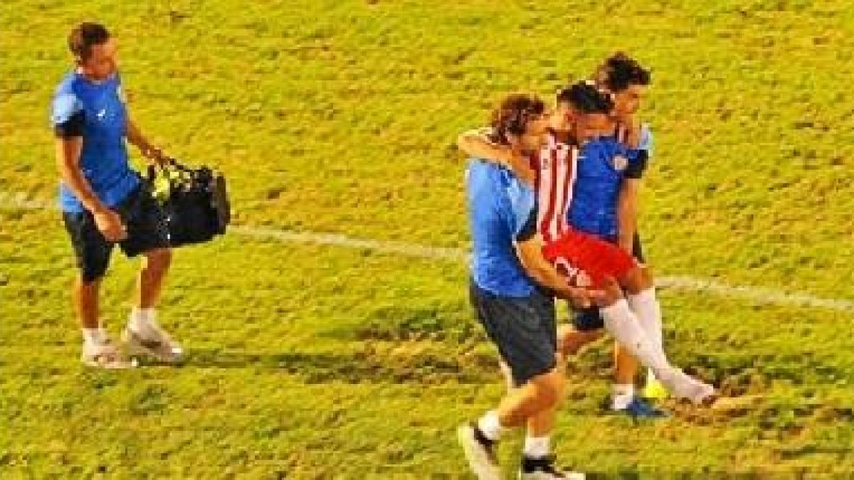 Chuli retirado del terreno de juego lesionado.