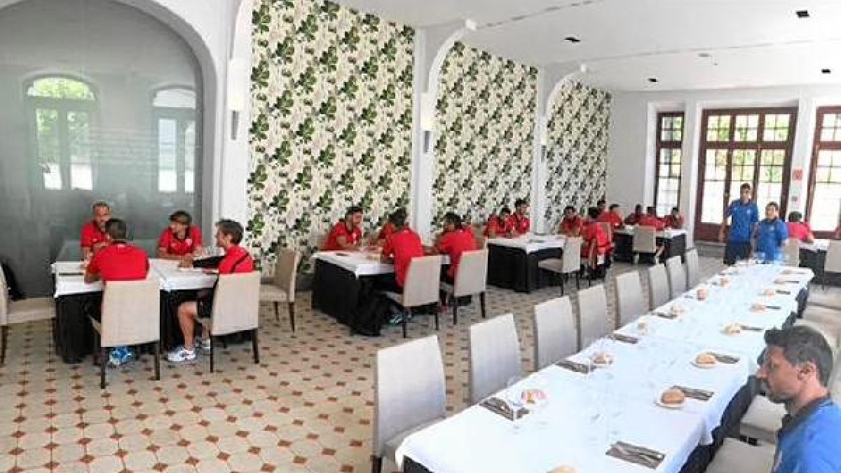 Los jugadores en el comedor.